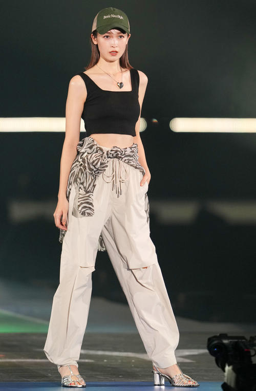 Rakuten GirlsAward 2023 SPRING／SUMMERでランウエーを歩く藤井サチ（撮影・横山健太）