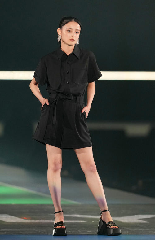 Rakuten GirlsAward 2023 SPRING／SUMMERでランウエーを歩く大峰ユリホ（撮影・横山健太）