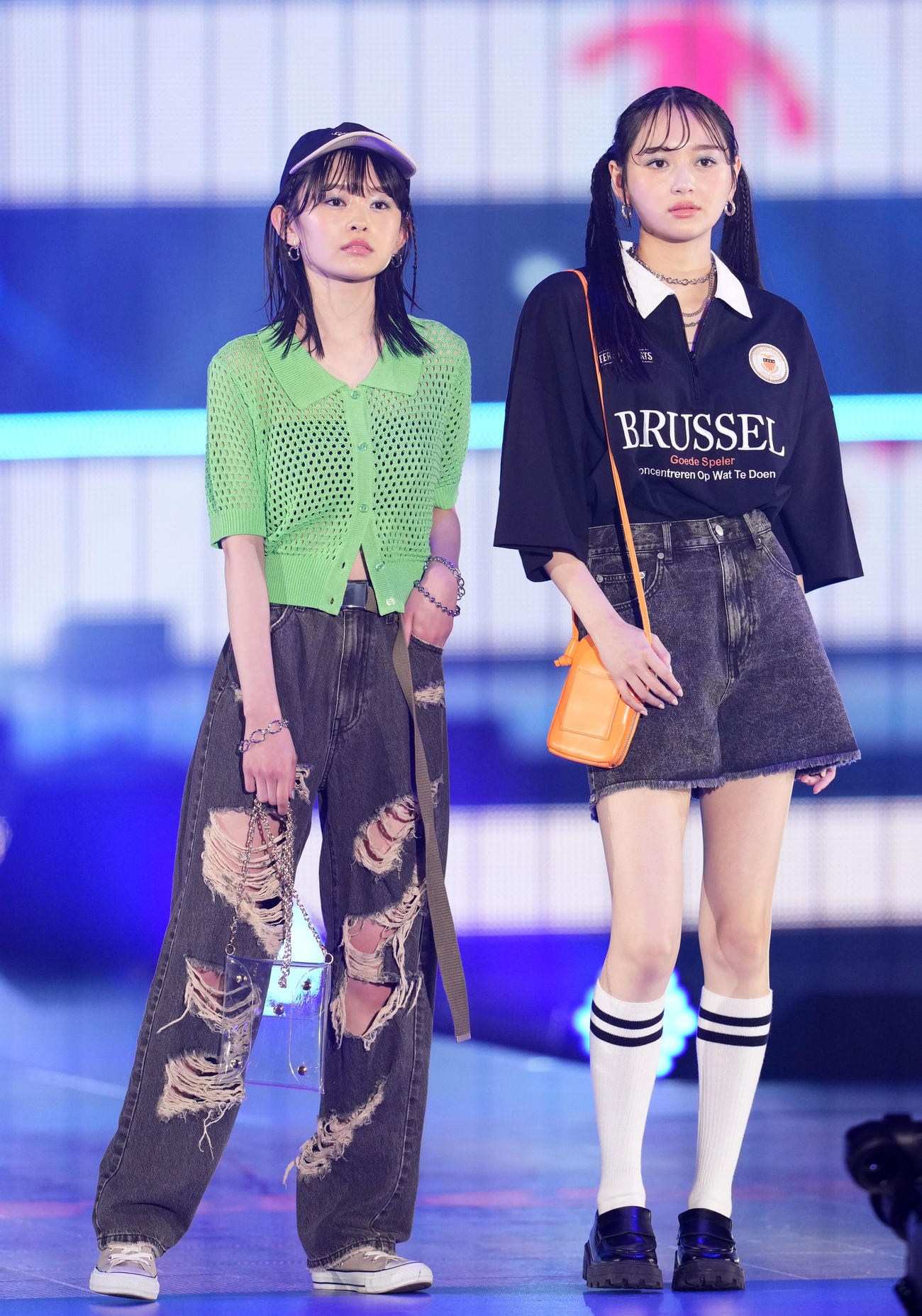 Rakuten GirlsAward 2023 SPRING／SUMMERでランウェイを歩く藤村木音（左）と加藤栞（撮影・横山健太）