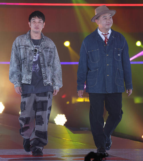 ランウエーを歩く白河れい（(C)Rakuten GirlsAward 2023 SPRING／SUMMER）