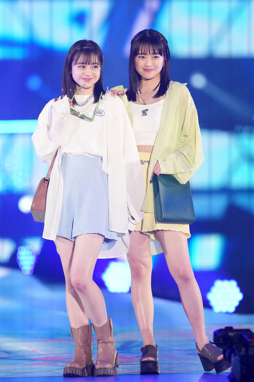 Rakuten GirlsAward 2023 SPRING／SUMMERでランウェイを歩く瀬戸琴楓（左）と上坂樹里（撮影・横山健太）