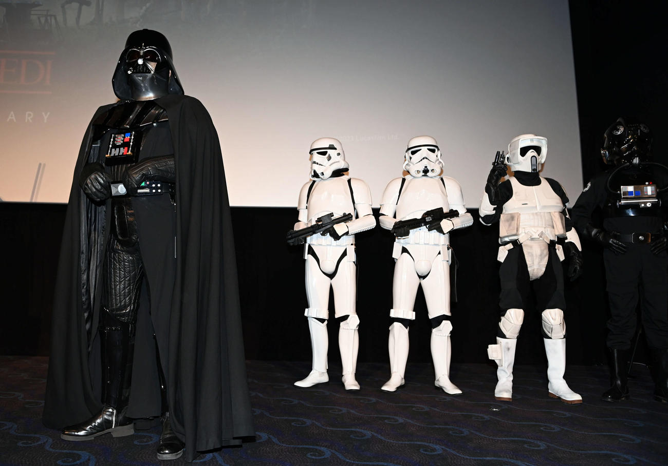 映画「スター・ウォーズ／ジェダイの帰還」公開40周年記念・特別イベントに登壇したダース・ベイダーら帝国軍（撮影・たえ見朱実）