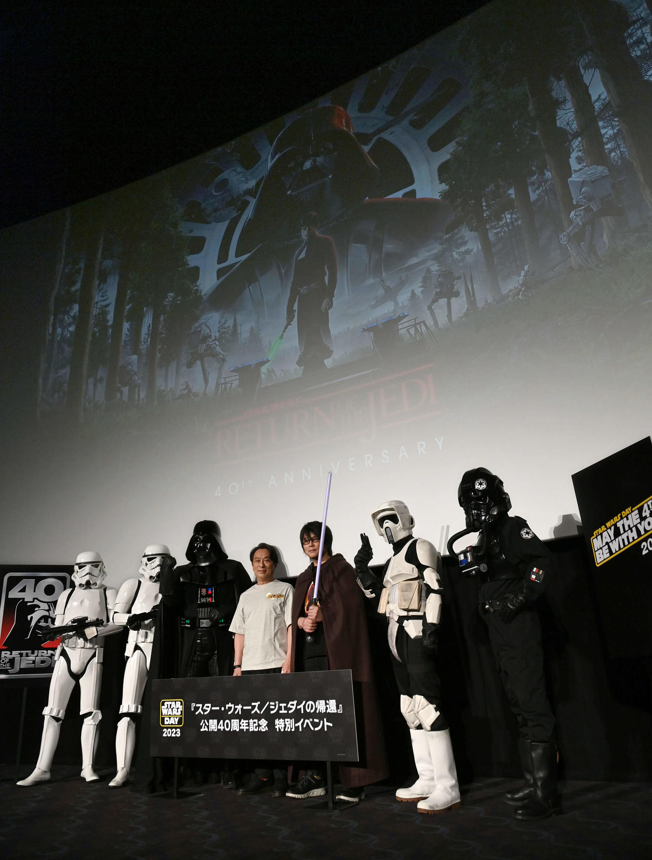 特別イベントでダース・ベイダーら帝国軍とともに記念撮影に納まる金田明夫（中央左）と森川智之（撮影・たえ見朱実）