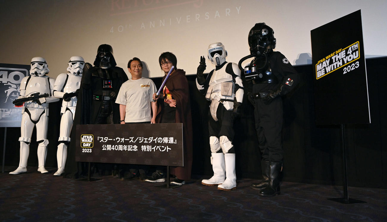 特別イベントでダース・ベイダーら帝国軍とともに記念撮影に納まる金田明夫（中央左）と森川智之（撮影・たえ見朱実）