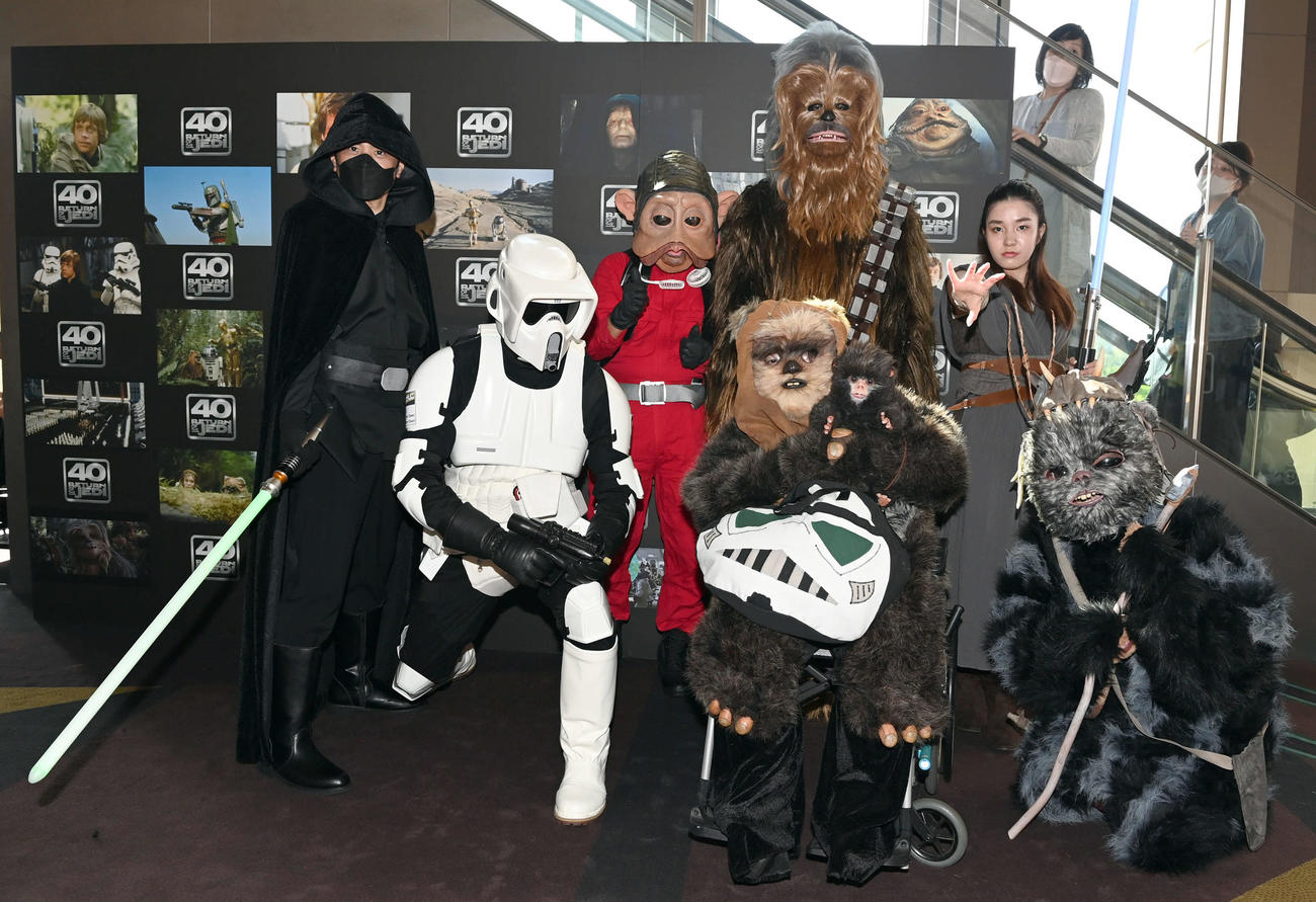 映画「スター・ウォーズ／ジェダイの帰還」の公開で映画館に駆けつけたファン（撮影・たえ見朱実）