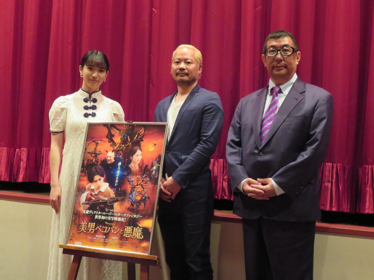 横浜国際映画祭「美男ペコパンと悪魔」の舞台あいさつ。左からAKB48チーム8下尾みう、松田圭太監督、企画・制作総指揮の堀江圭馬氏