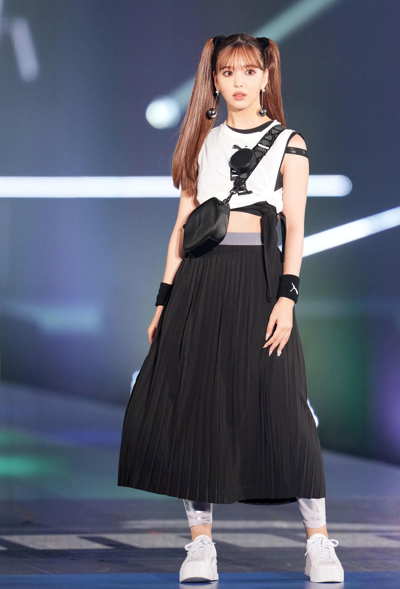 Rakuten GirlsAward 2023 SPRING／SUMMERでランウエーを歩く藤田ニコル（撮影・横山健太）