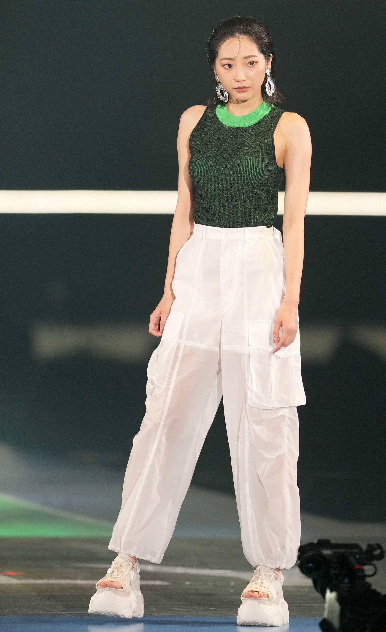 Rakuten GirlsAward 2023 SPRING／SUMMERでランウエーを歩く武田玲奈（撮影・横山健太）