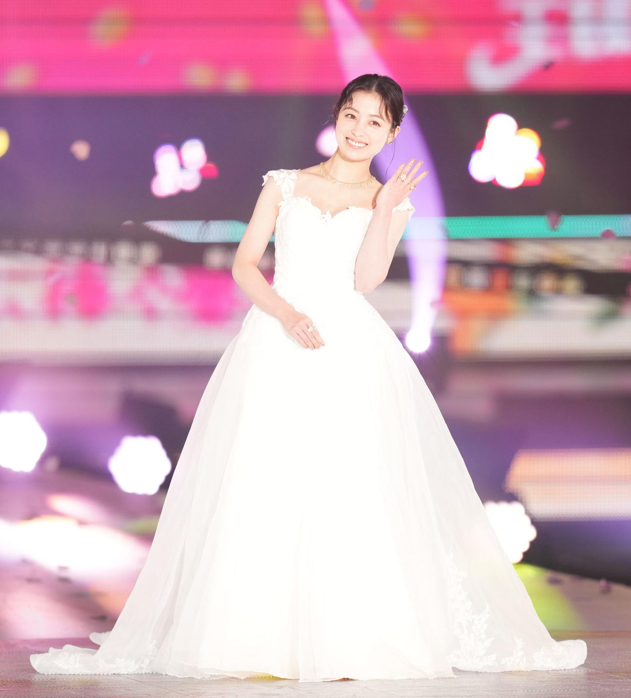 Rakuten GirlsAward 2023 SPRING／SUMMER　ウェイディングドレスでランウエーを歩く橋本環奈（撮影・横山健太）