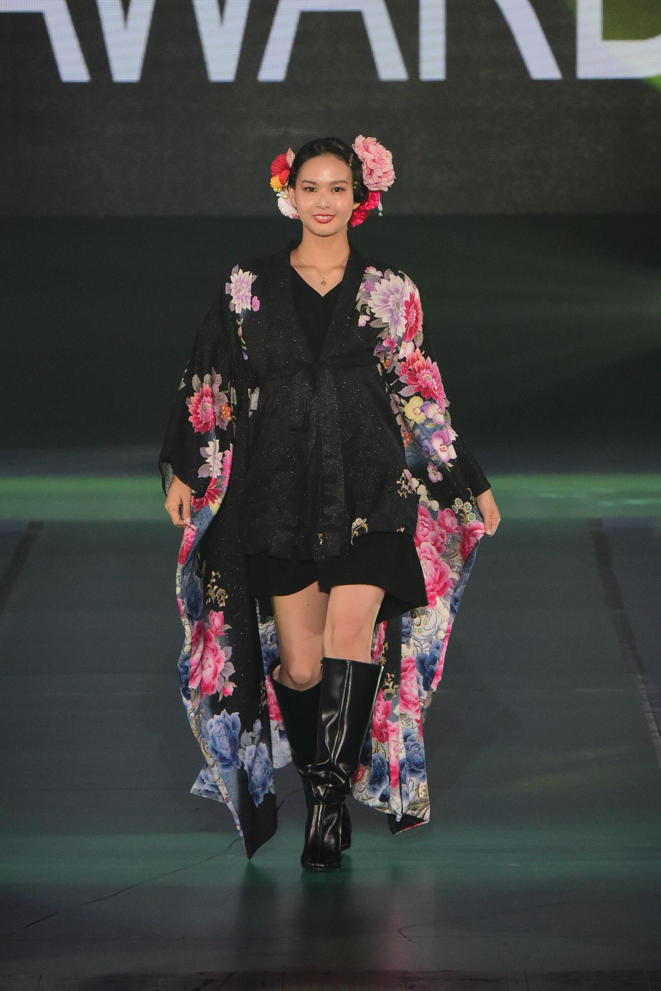 ランウエーを歩く白河れい(C)Rakuten GirlsAward 2023 SPRING／SUMMER