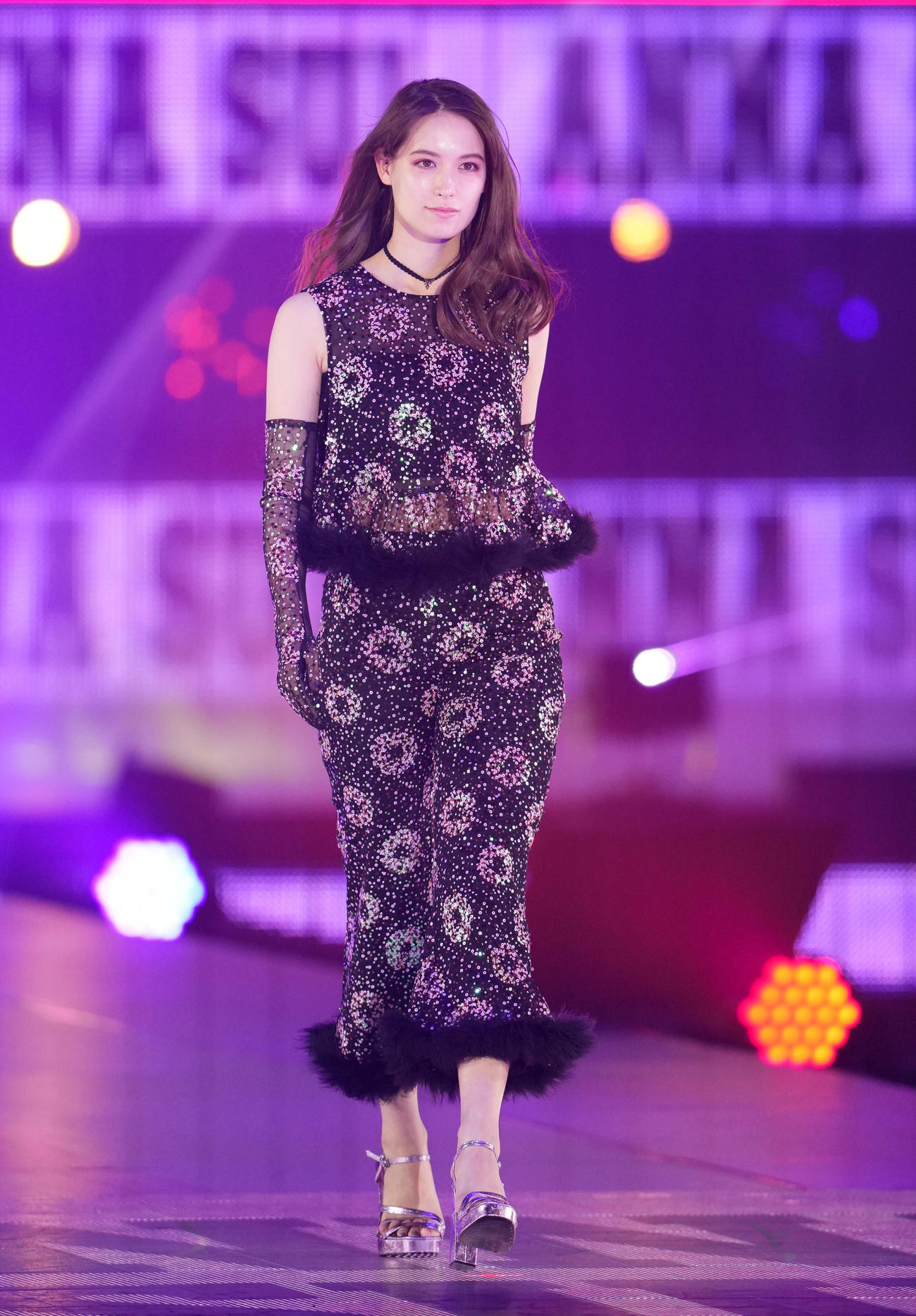 Rakuten GirlsAward 2023 SPRING／SUMMERでランウエーを歩くトラウデン直美（撮影・横山健太）