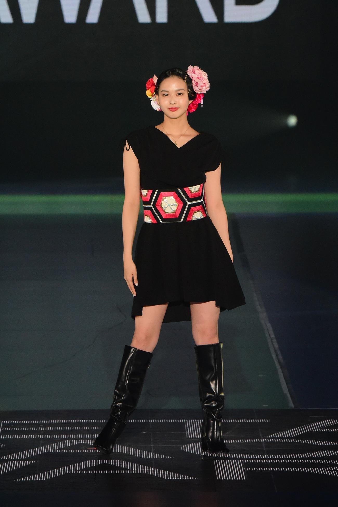 ランウエーを歩く白河れい(C)Rakuten GirlsAward 2023 SPRING／SUMMER