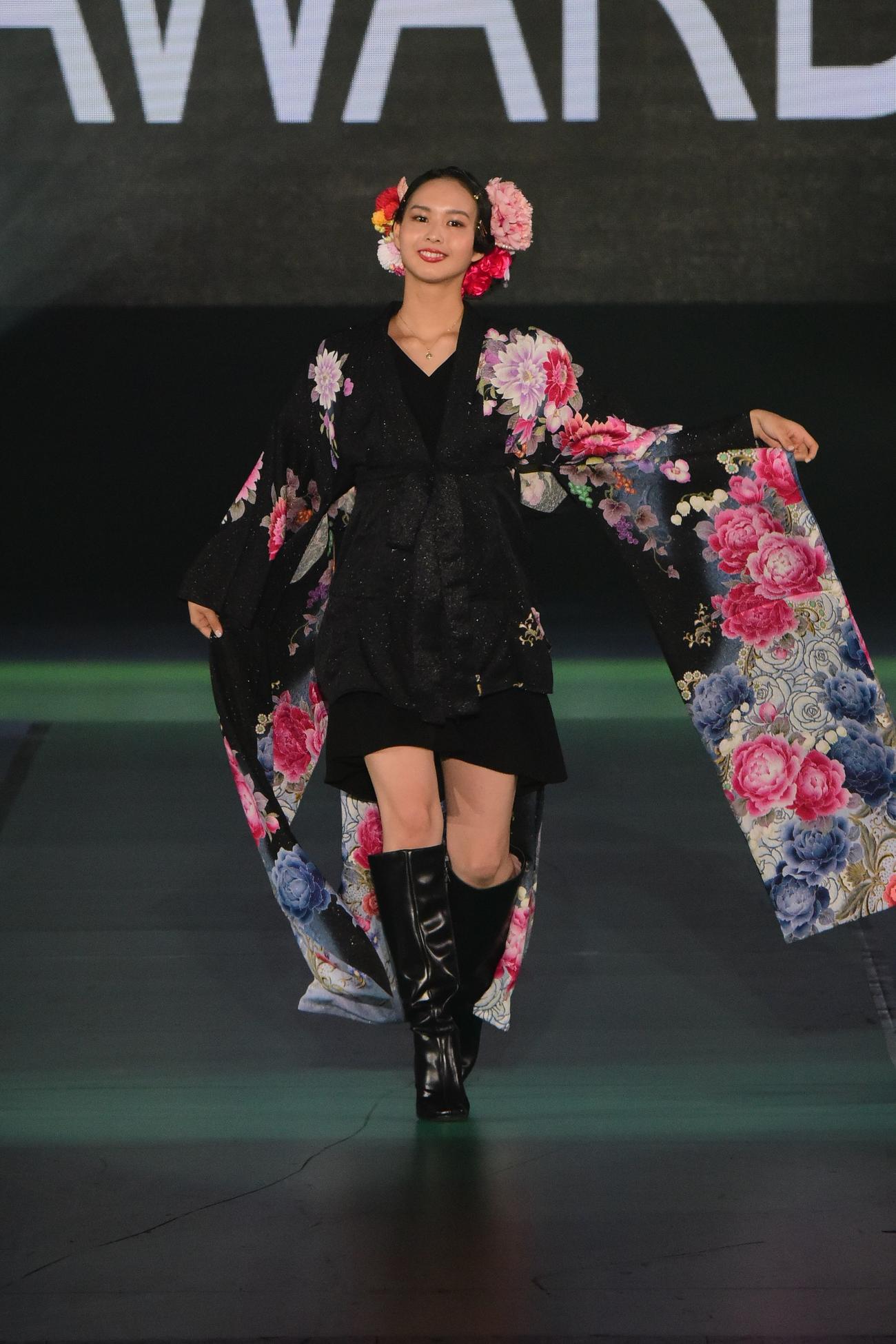 ランウエーを歩く白河れい(C)Rakuten GirlsAward 2023 SPRING／SUMMER