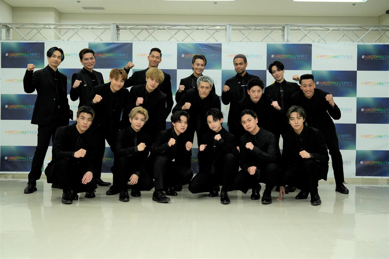 「＃HIROSHIMAミライバトン」に出演したEXILE、GENERATIONS、LIL LEAGUEのメンバーら。後列中央がEXILE TAKAHIRO