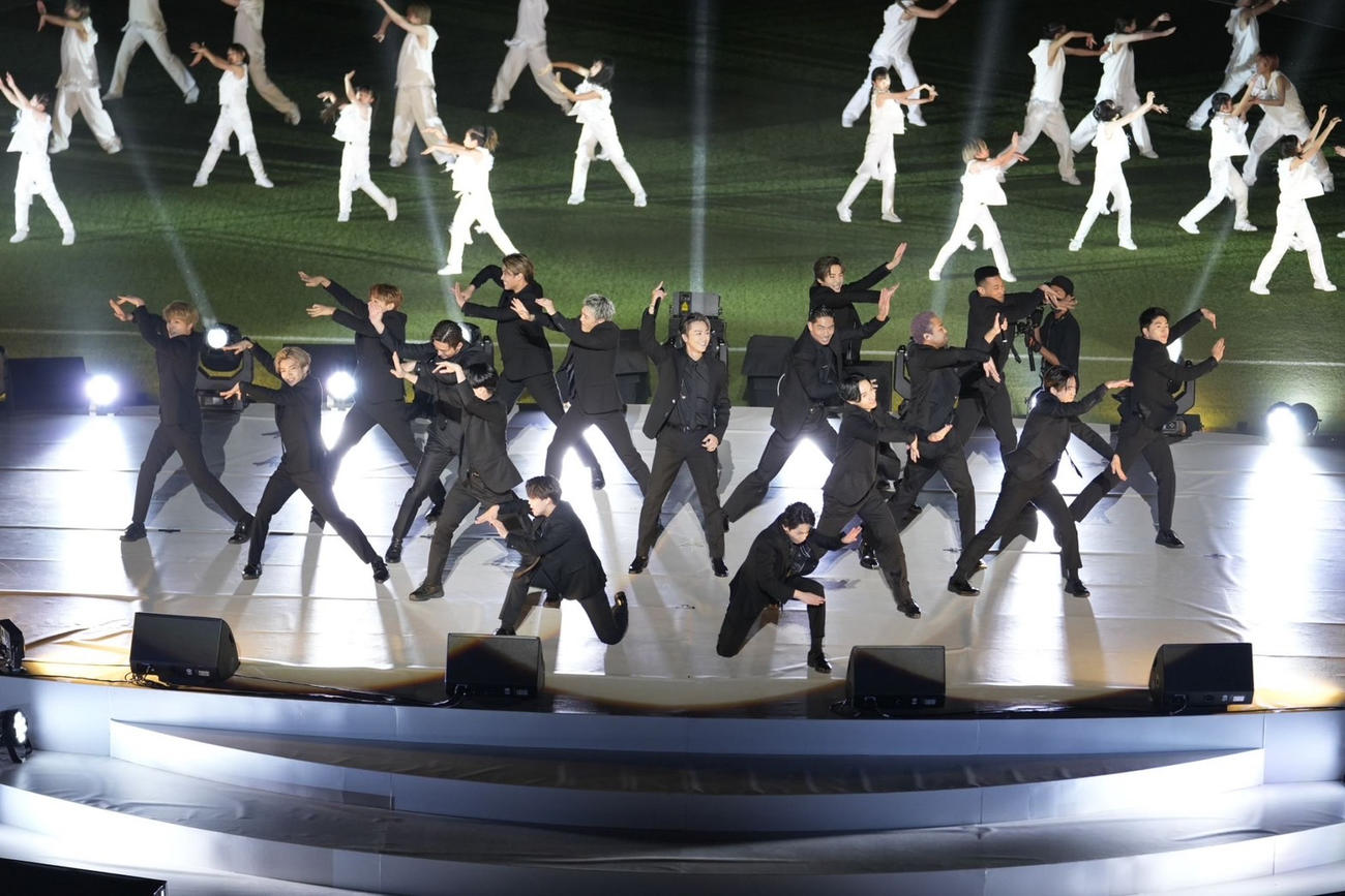 「＃HIROSHIMAミライバトン」に出演したEXILE、GENERATIONS、LIL LEAGUEのメンバーら。中央がEXILE TAKAHIRO