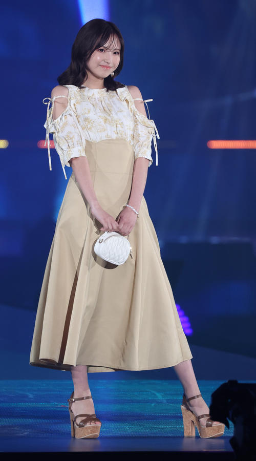 ランウエーを歩く谷口彩菜（撮影・中島郁夫）