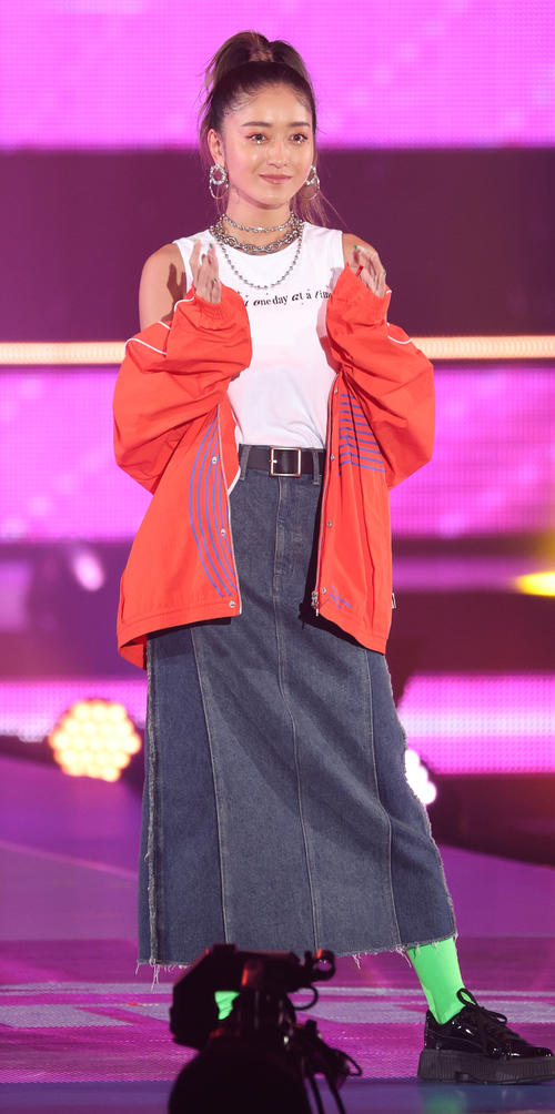 ランウエーを歩く池田美優（撮影・中島郁夫）