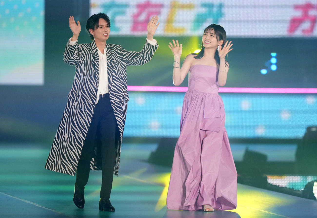 Rakuten GirlsAward 2023 SPRING／SUMMERでランウェイを歩くHiHi Jetsの井上瑞稀（左）と久間田琳加（撮影・横山健太）