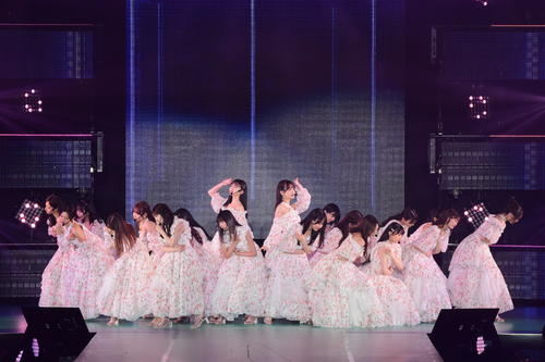 Rakuten GirlsAward 2023 SPRING/SUMMERでパフォーマンスを披露する乃木坂46(C)Rakuten GirlsAward 2023 SPRING/SUMMER