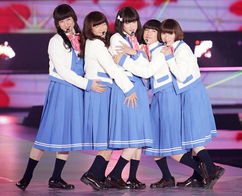 Rakuten GirlsAward 2023 SPRING/SUMMERのライブに登場したキャンジャニ∞(撮影・横山健太)