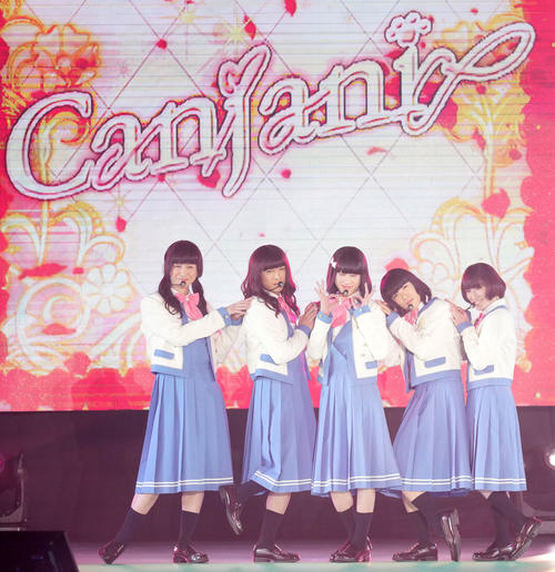 Rakuten GirlsAward 2023 SPRING/SUMMERのライブに登場したキャンジャニ∞(撮影・横山健太)