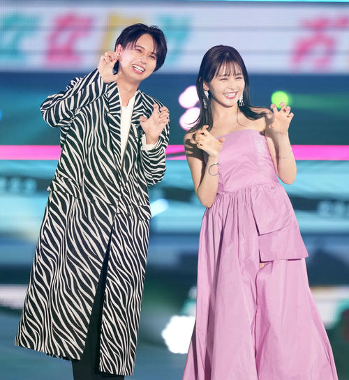 Rakuten GirlsAward 2023 SPRING/SUMMERでランウェイを歩くHiHi Jetsの井上瑞稀(左)と久間田琳加(撮影・横山健太)
