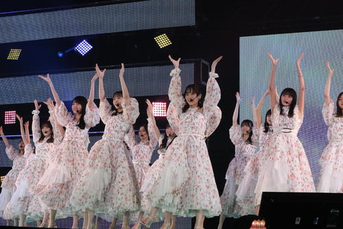 Rakuten GirlsAward 2023 SPRING/SUMMERでパフォーマンスを披露する乃木坂46(C)Rakuten GirlsAward 2023 SPRING/SUMMER