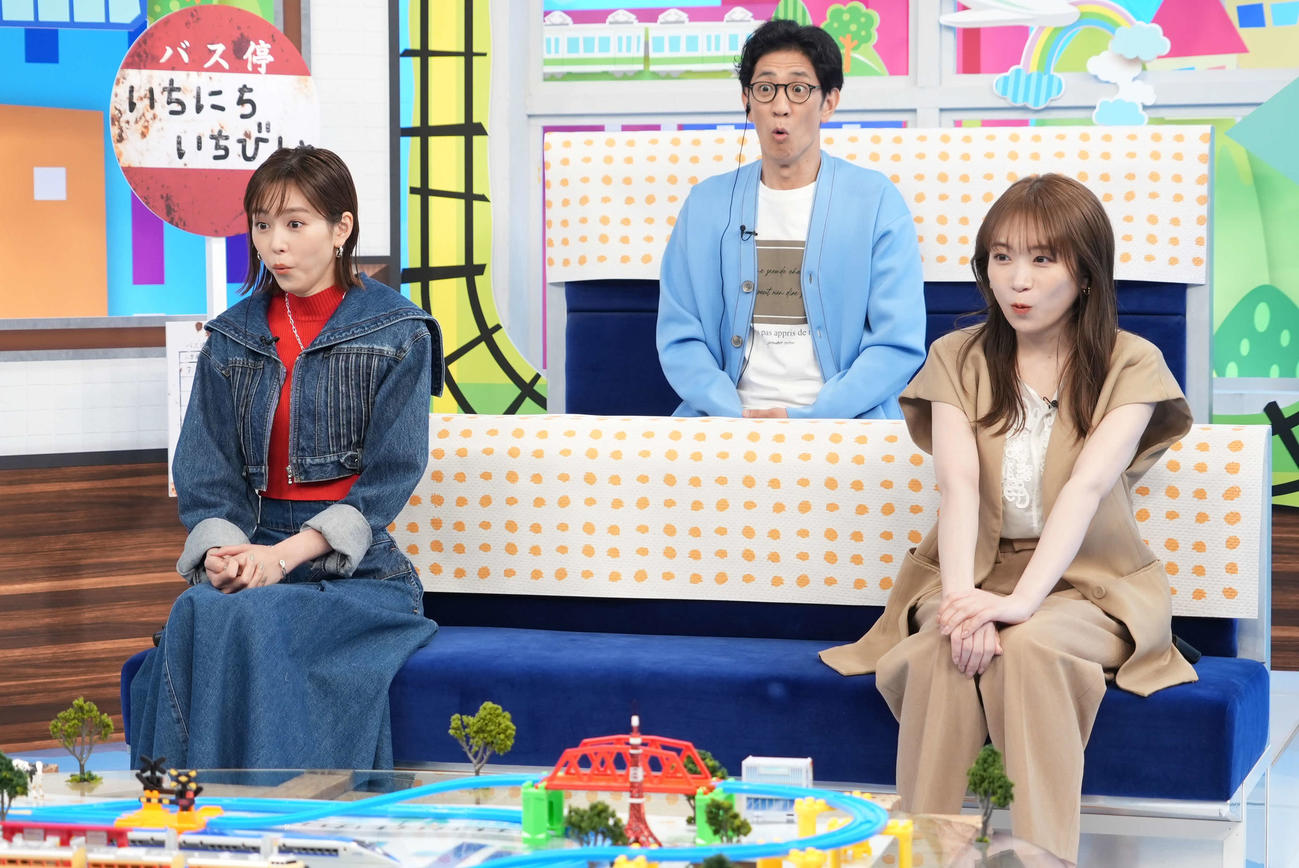 日本テレビ系バラエティー特番「1日1便乗ってきました」に出演する桐谷美玲（前列左端）、秋元真夏（同右）、柴田英嗣