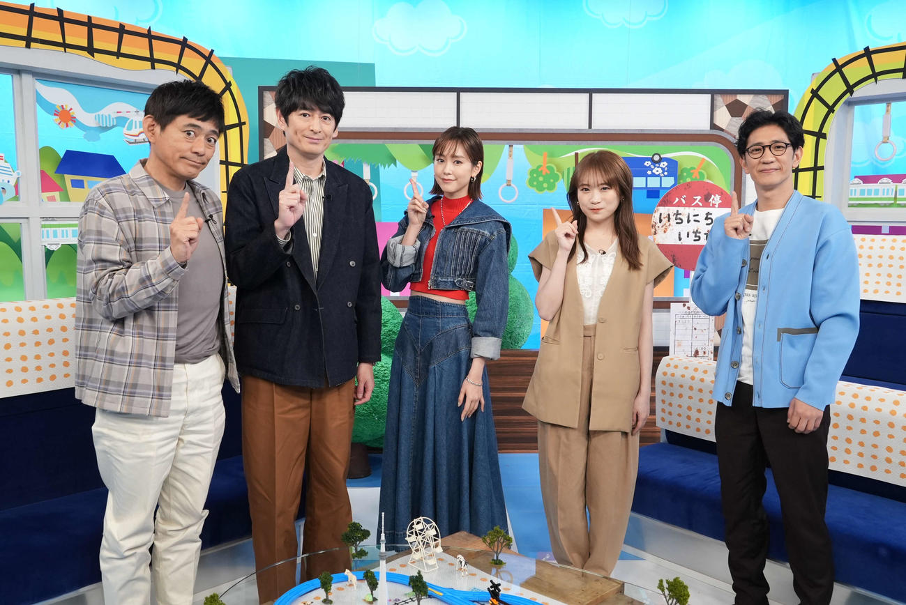 日本テレビ系バラエティー特番「1日1便乗ってきました」に出演する桐谷美玲（中央）ら