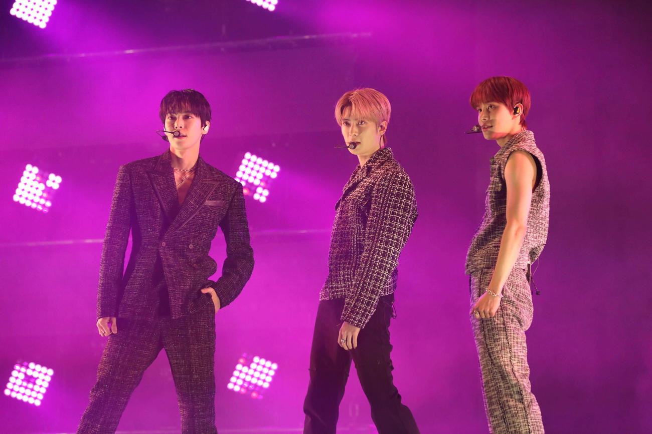 パフォーマンスするNCT DOJAEJUNG(C)Rakuten GirlsAward 2023 SPRING／SUMMER