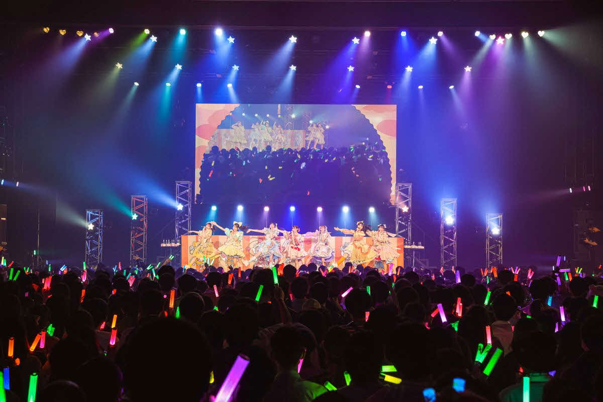 デビュー1周年記念公演を行った7人組女性アイドルグループ、FRUITS ZIPPER