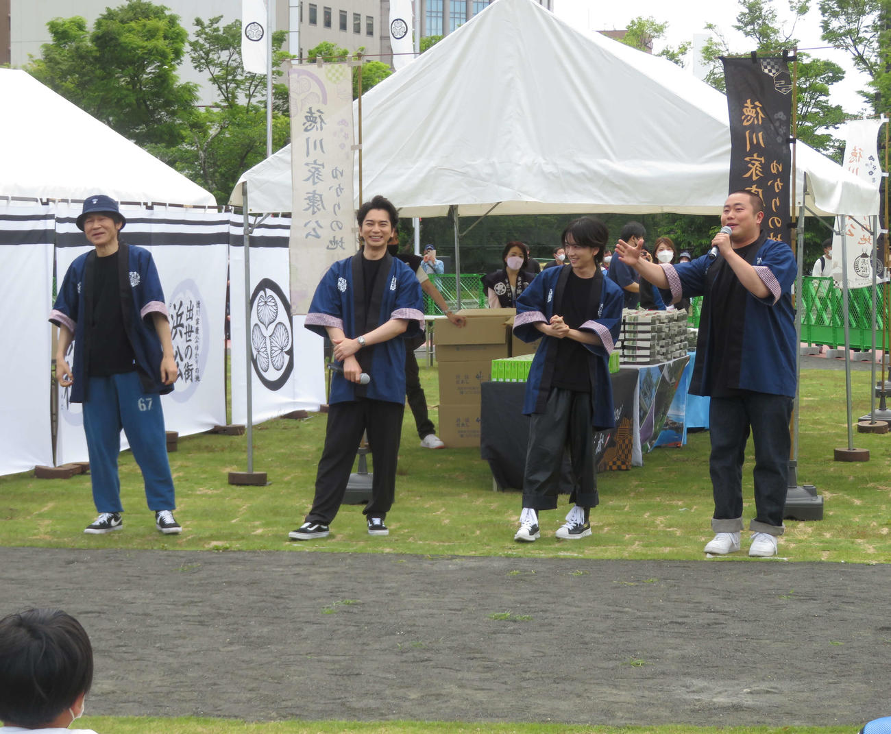 子どもたちにあいさつする松本潤（左から2人目）ら。左から甲本雅裕、1人おいて板垣李光人、岡部大（撮影・横山慧）