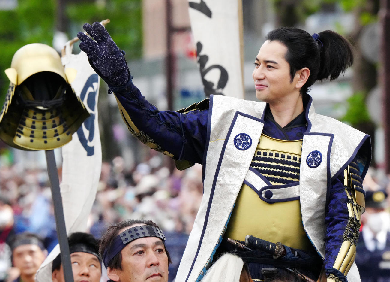 浜松まつりでの家康公騎馬武者行列に臨む徳川家康役の松本潤（撮影・江口和貴）
