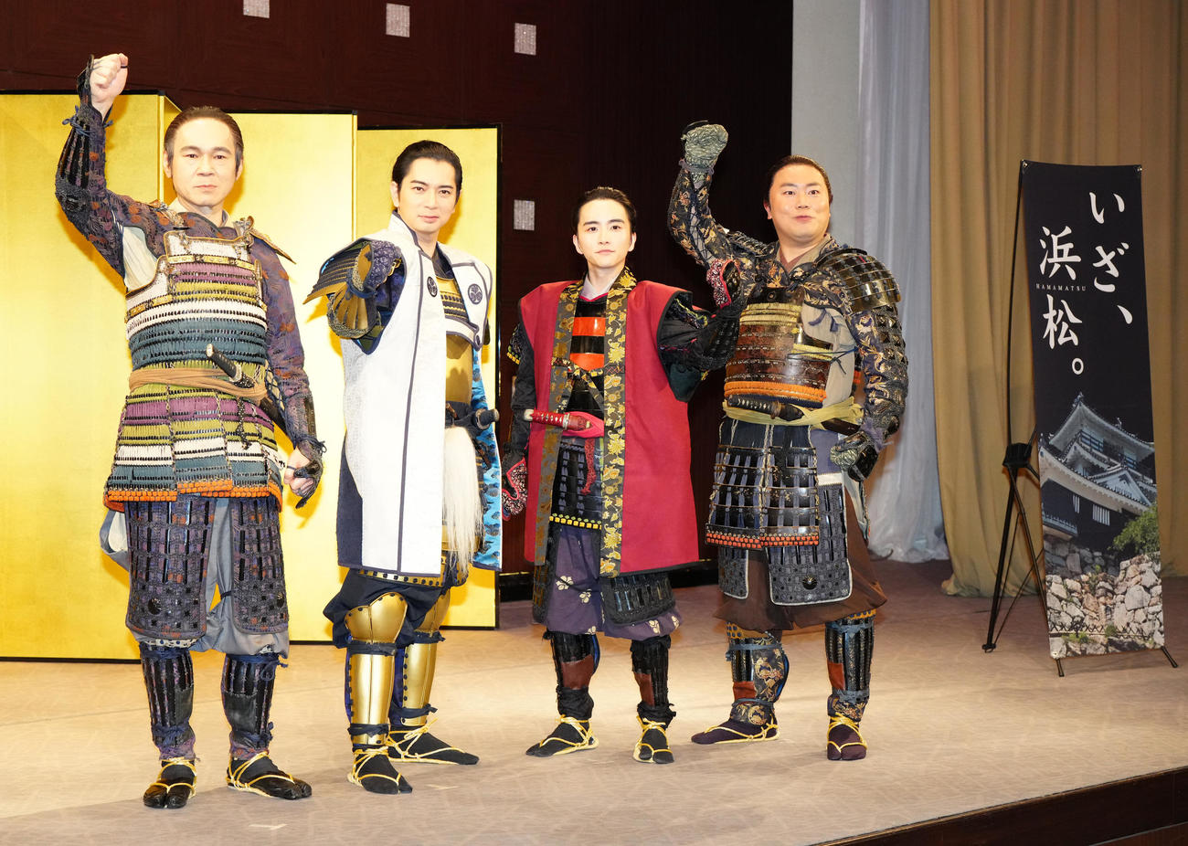 浜松まつりでの家康公騎馬武者行列を終え、会見に臨んだ、左から夏目広次役の甲本雅裕、徳川家康役の松本潤、井伊直政役の板垣李光人、平岩親吉役の岡部大（撮影・江口和貴）