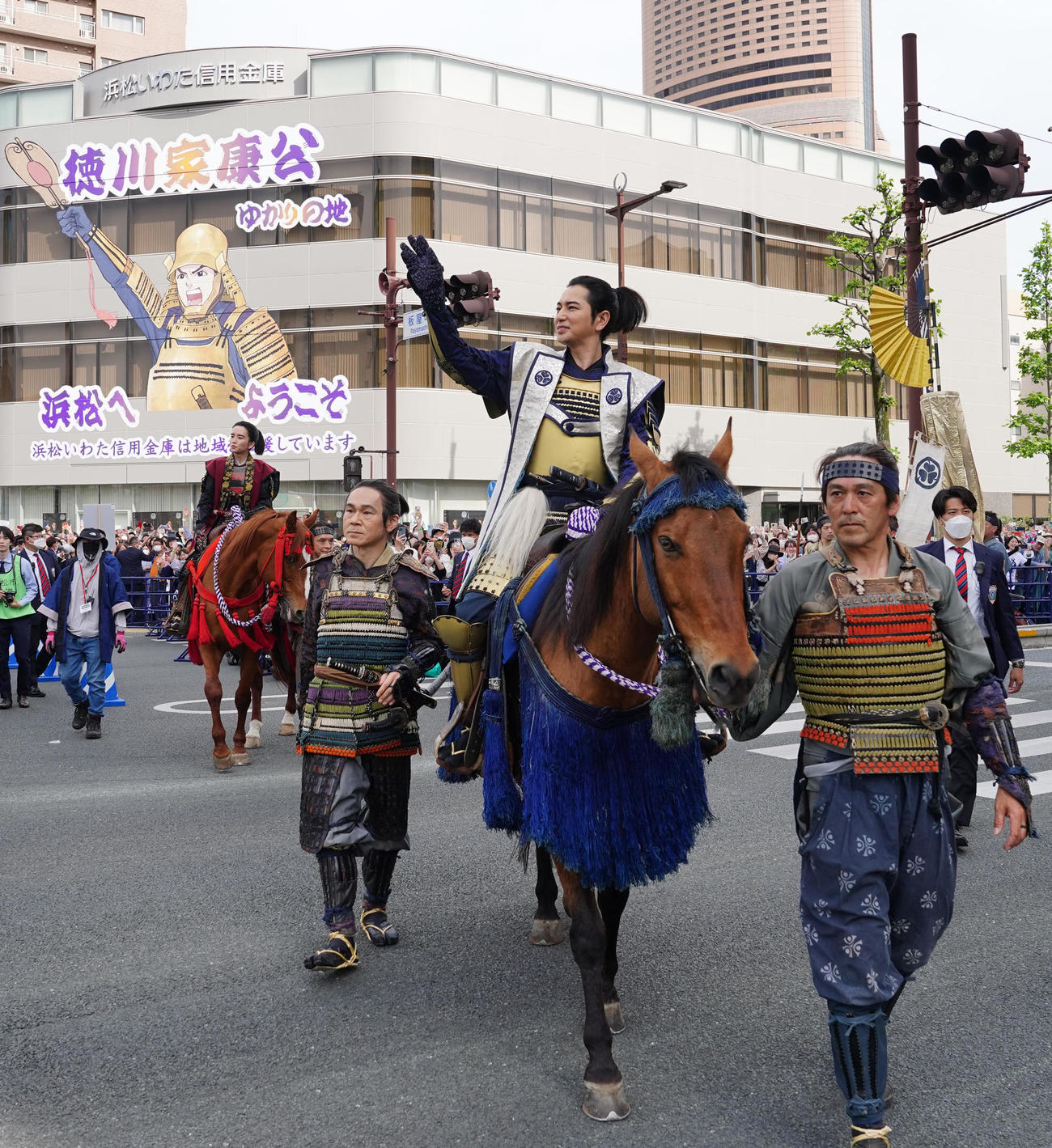 浜松まつりでの家康公騎馬武者行列に臨む徳川家康役の松本潤（中央）（撮影・江口和貴）