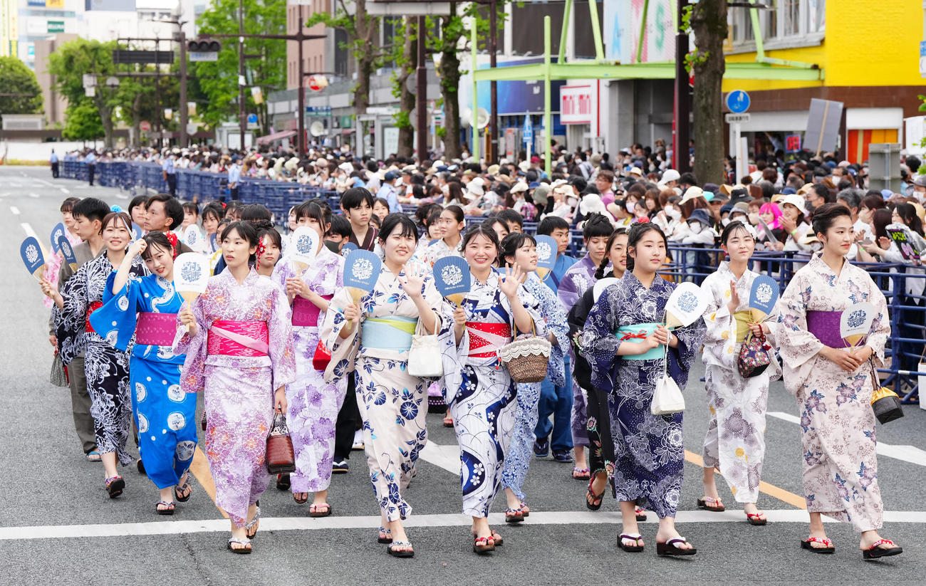 浜松まつりで、ゆかた行列を行う人たち（撮影・江口和貴）