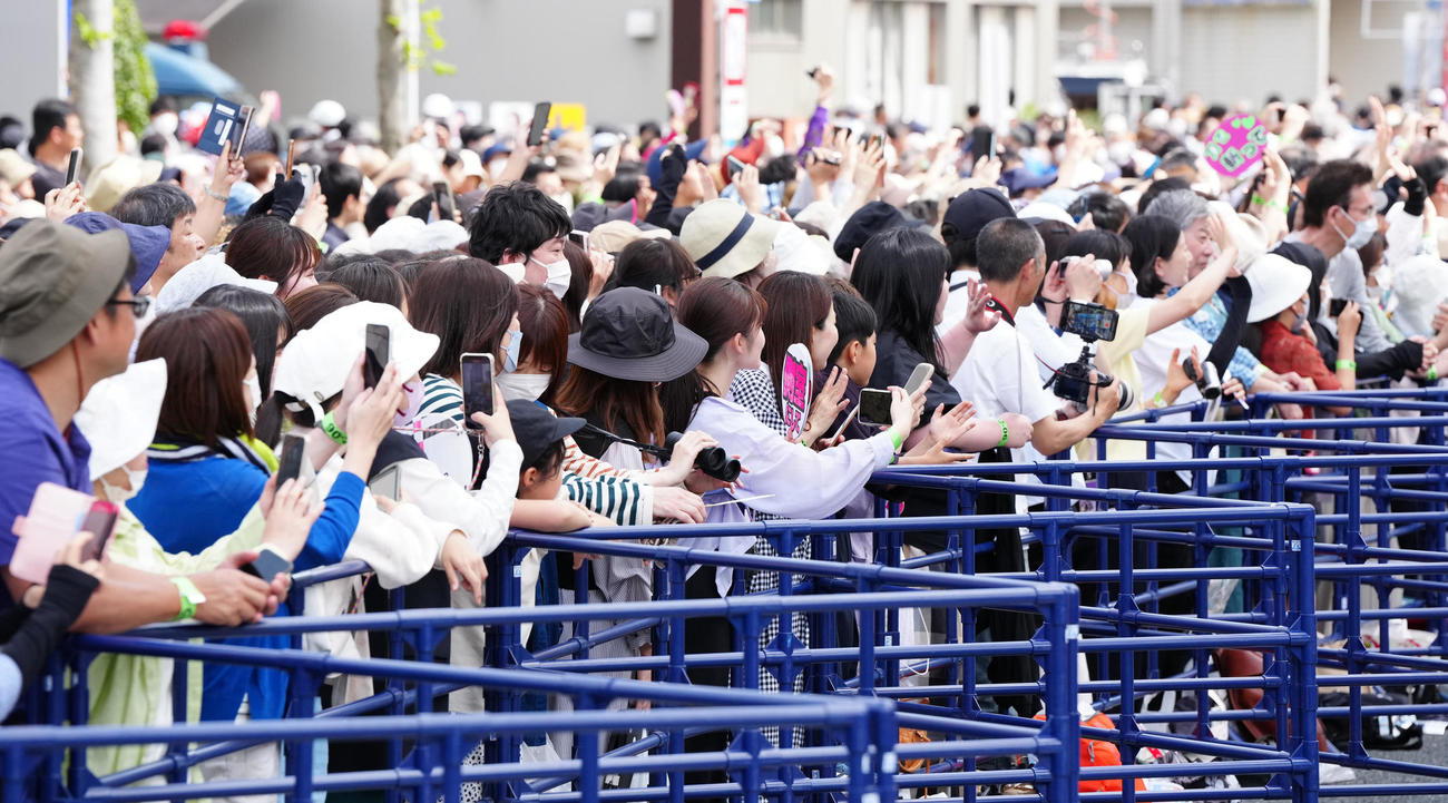 浜松まつりでの行列を見る人たち（撮影・江口和貴）