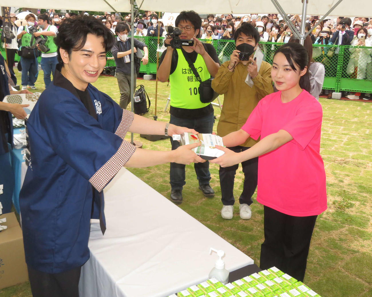 子どもたちにお弁当を手渡す松本潤（左）（撮影・横山慧）