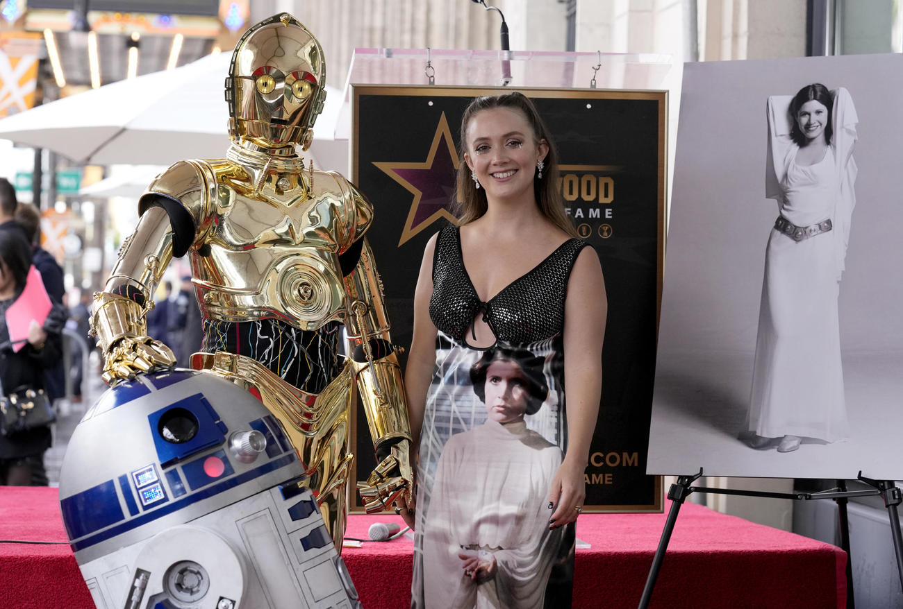 作中のキャラクターR2ーD2、C－3POとキャリー・フィッシャーさんの娘ビリー・ロード（AP）