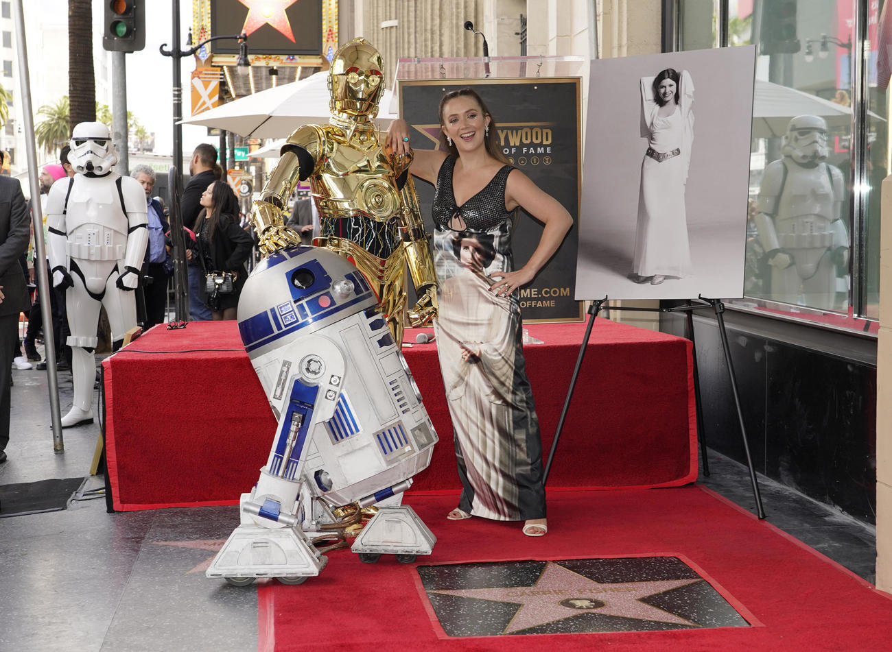 作中のキャラクターR2ーD2、C－3POとキャリー・フィッシャーさんの娘ビリー・ロード（AP）