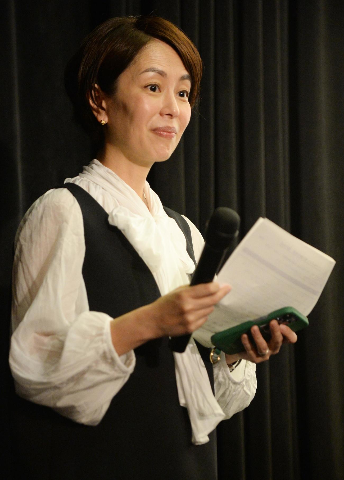 映画「ハマのドン」初日舞台あいさつに登壇するテレビ朝日・武内絵美アナウンサー