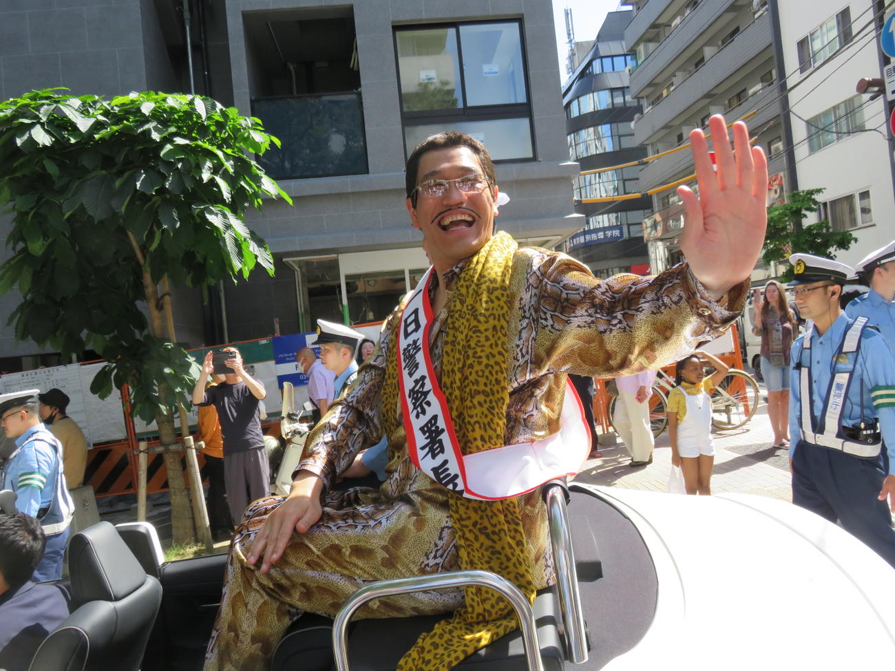 一日警察署長として交通安全パレードを行ったピコ太郎（右）小池康弘麻布警察署長