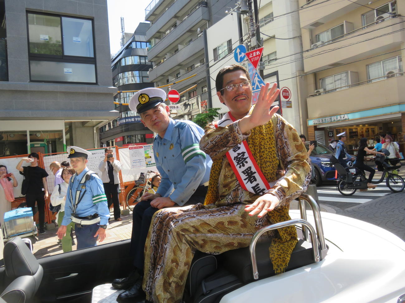 一日警察署長として交通安全パレードを行ったピコ太郎（右）小池康弘麻布警察署長