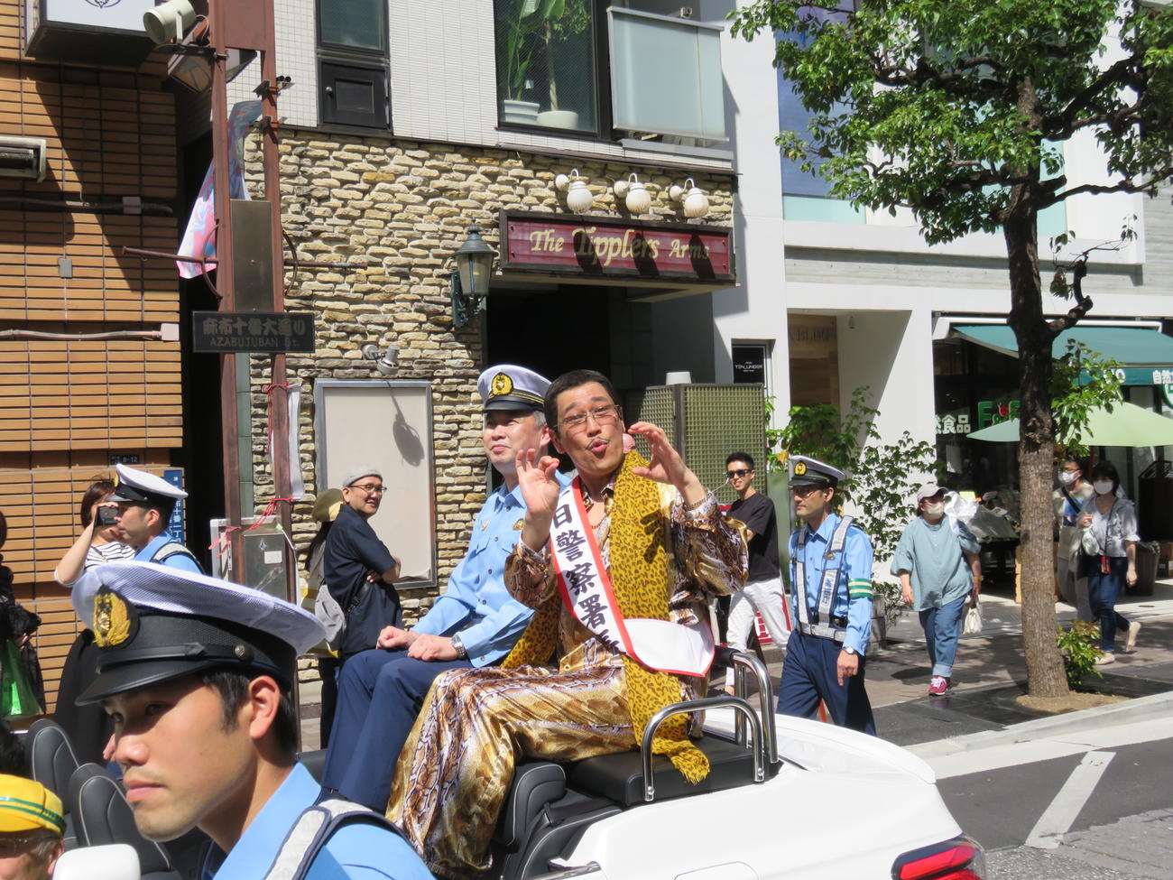 一日警察署長として交通安全パレードを行ったピコ太郎（右）小池康弘麻布警察署長