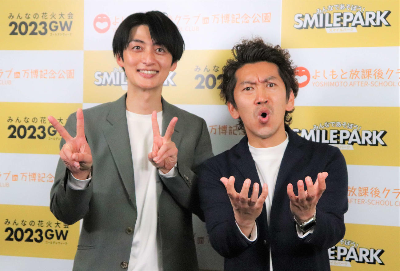 囲み取材の撮影に応じるツートライブのたかのり（左）と周平魂（撮影・中島麗）