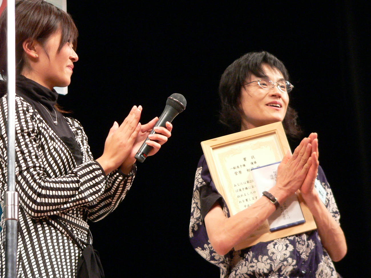 2008年全日本わんこそば選手権　2連覇を達成した菅原初代さん（右）は、会場から拍手を送られて感激の面持ち