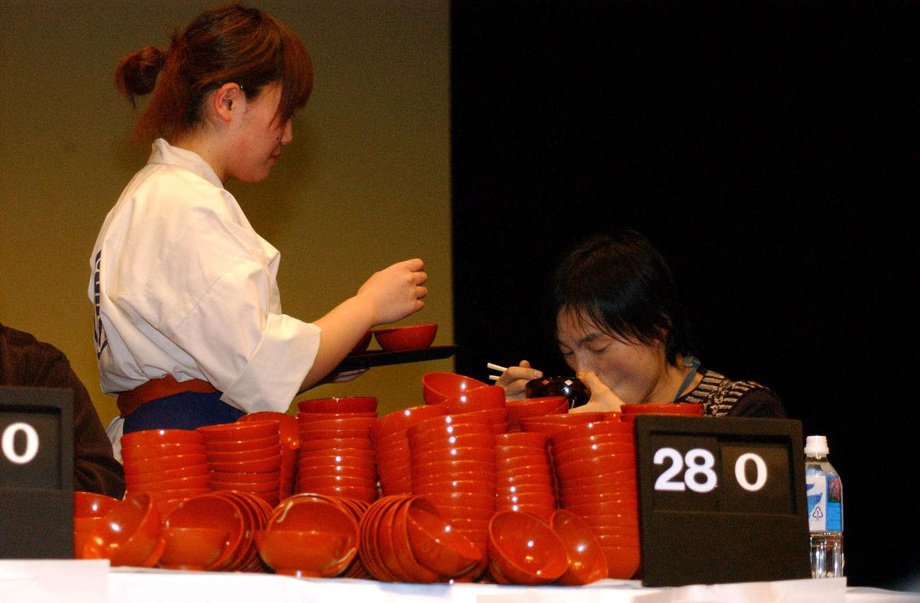 2007年全日本わんこそば選手権　一般の部に出場した菅原初代さん（右）は、他選手に大差をつけるペースでわんこそばを食べ続ける