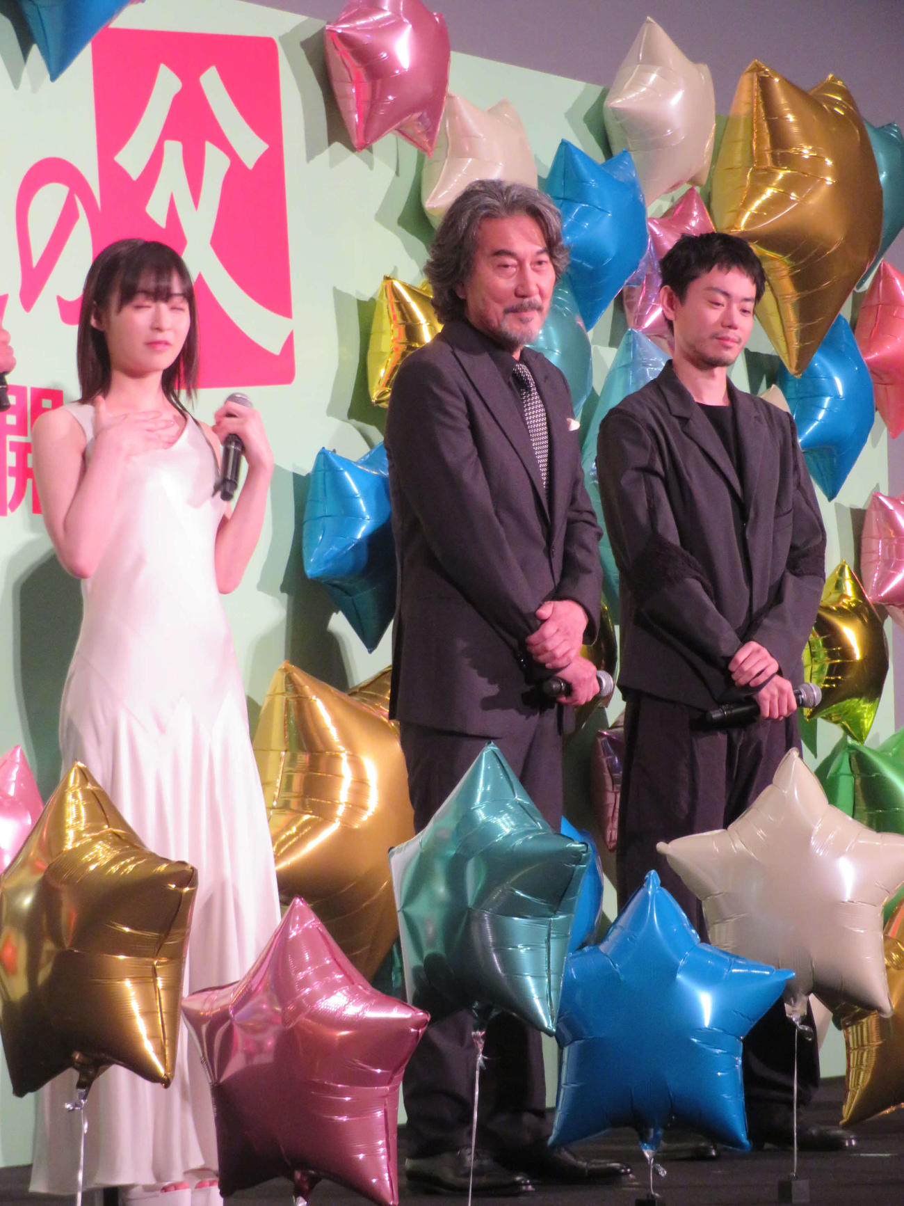 映画「銀河鉄道の父」初日舞台あいさつに登壇した、左から森七菜、役所広司、菅田将暉（撮影・村上幸将）