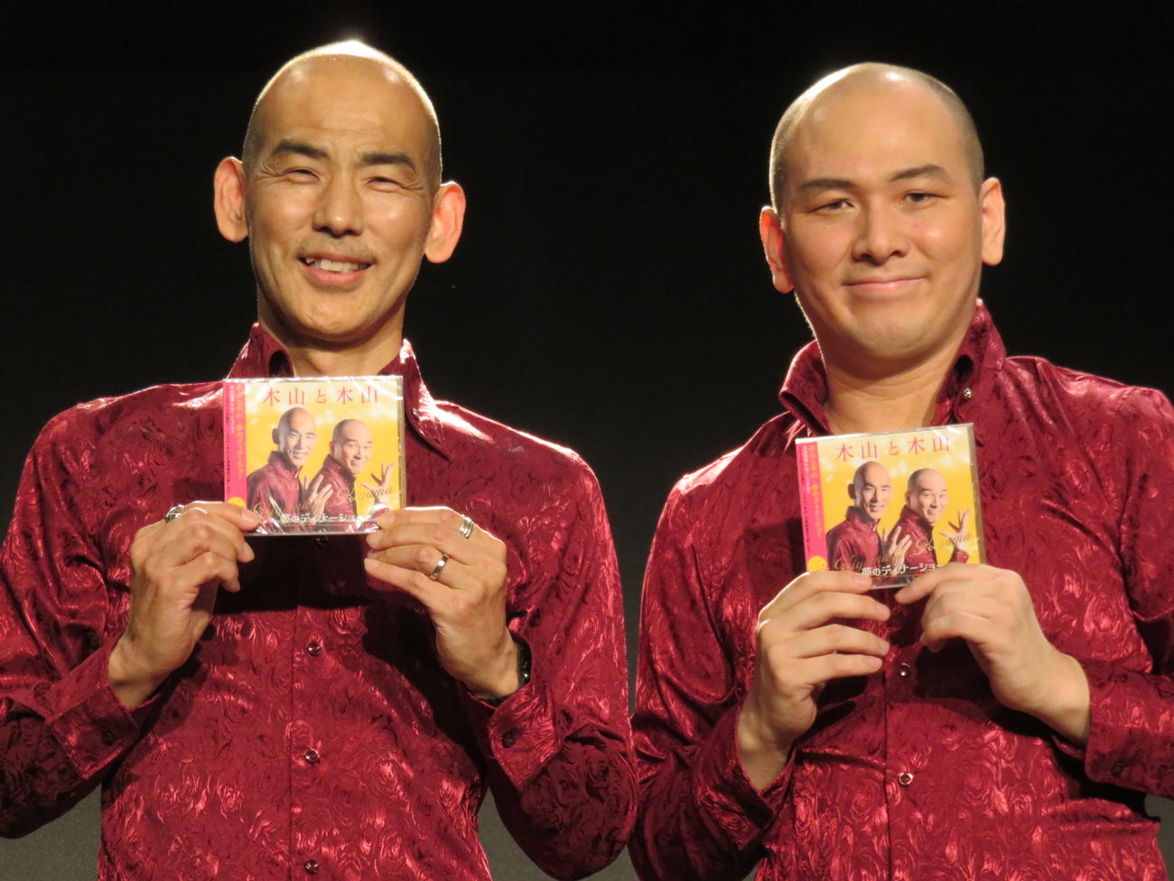 木山と木山としてコラボアルバムをリリースしたMr．シャチホコ（右）と木山裕策