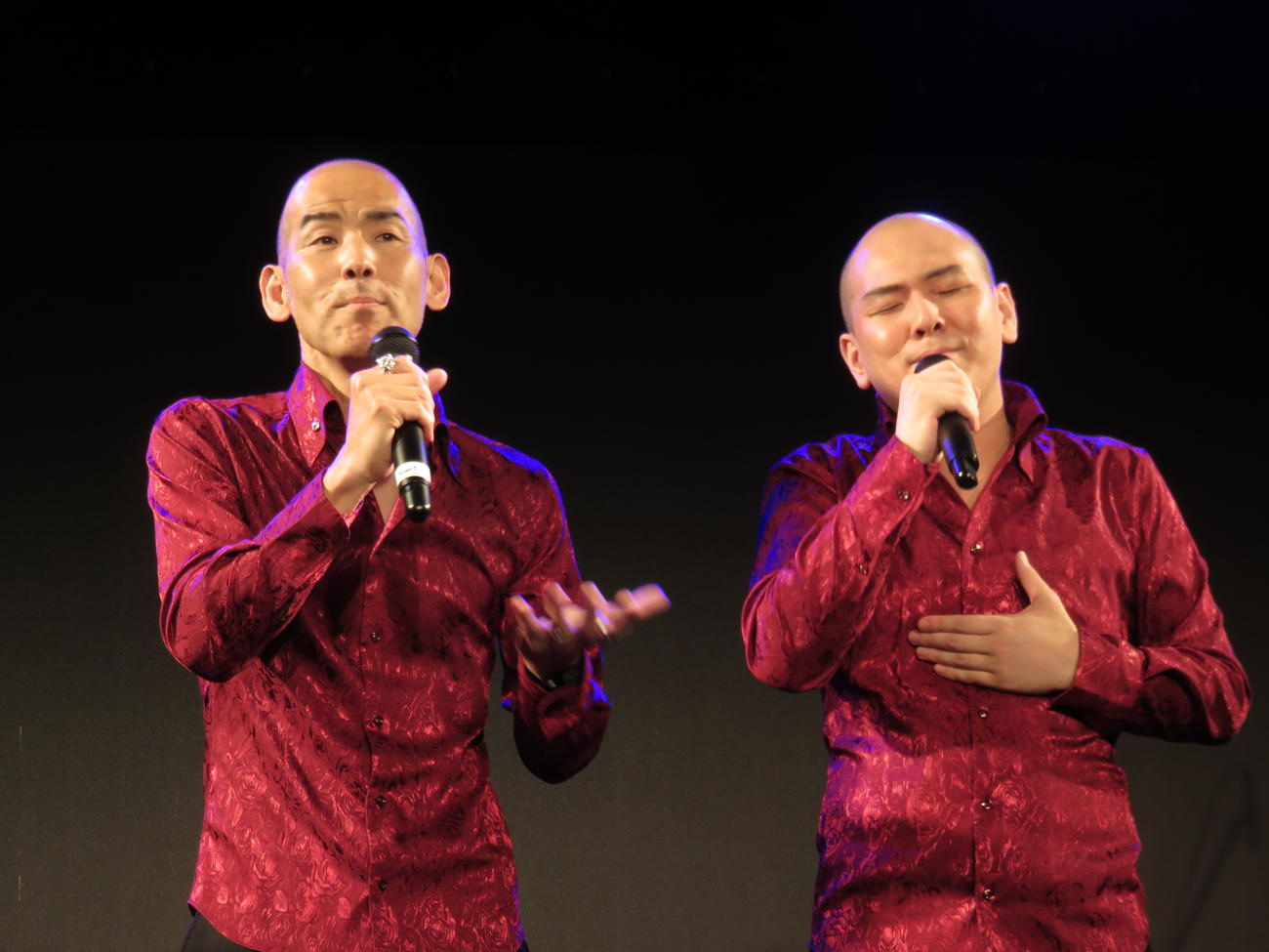 初の単独ライブを行ったMr．シャチホコ（右）とゲスト出演した木山裕策